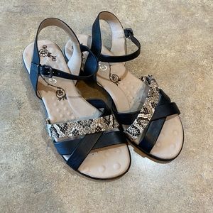 Women’s Michelle D sandals size 9.5